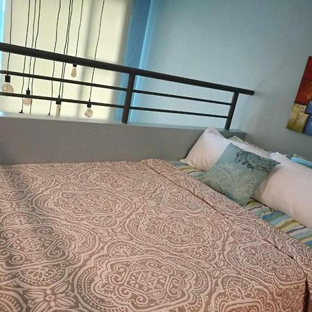 Loft Condo Beside Shangri-La Fort Manila Exteriör bild
