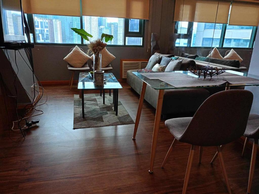 Loft Condo Beside Shangri-La Fort Manila Exteriör bild
