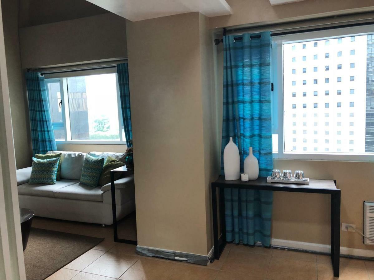 Loft Condo Beside Shangri-La Fort Manila Exteriör bild